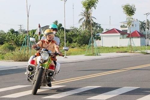 Nhiều hình ảnh đẹp của lực lượng Công an hỗ trợ các thí sinh trong ngày đi thi