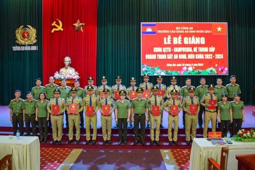 Trao bằng tốt nghiệp cho cán bộ Bộ Nội vụ Vương quốc Campuchia