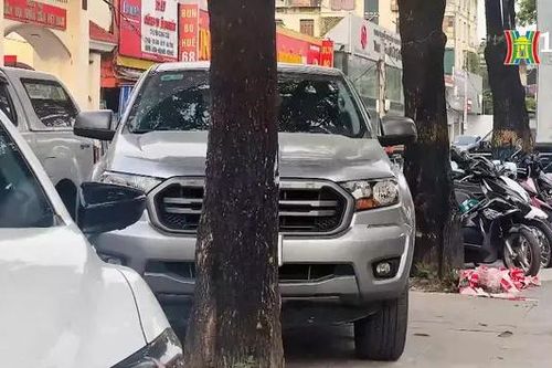 Gara ô tô biến vỉa hè thành bãi đỗ xe