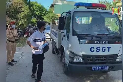 CSGT dùng xe đặc chủng đưa thí sinh đến điểm thi