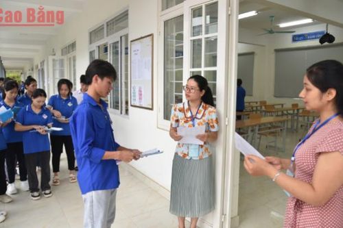 Sáng 28/6, thí sinh hoàn thành bài thi tổ hợp Khoa học xã hội và Khoa học tự nhiên