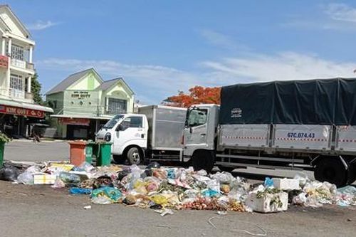 Người dân bức xúc vì bãi rác lộ thiên tại trung tâm thương mại