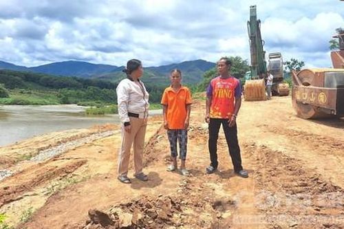 Người dân chung tay hiến đất làm kè chống sạt lở bảo vệ dân làng