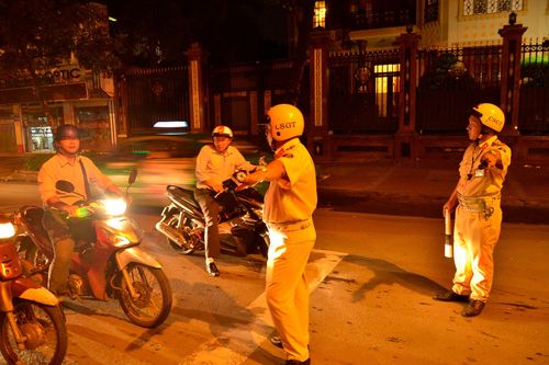 Xe máy bật đèn chiếu xa trong khu đông dân cư bị phạt bao nhiêu tiền?