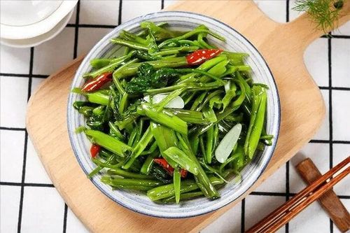Xào rau muống theo cách này không lo rau bị thâm đen, dai hay chảy nước