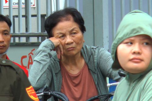 Hình ảnh phụ huynh chờ con 'vượt vũ môn' đã trở nên 'kinh điển'