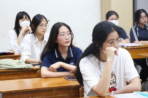 Giáo viên: 'Đề thi Lý, Hóa, Sinh quá dài, thí sinh khó đạt điểm tuyệt đối'