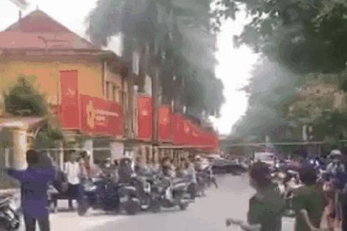 Nhầm lịch thi tốt nghiệp THPT, nữ sinh được công an dùng xe chuyên dụng đến tận nhà đón