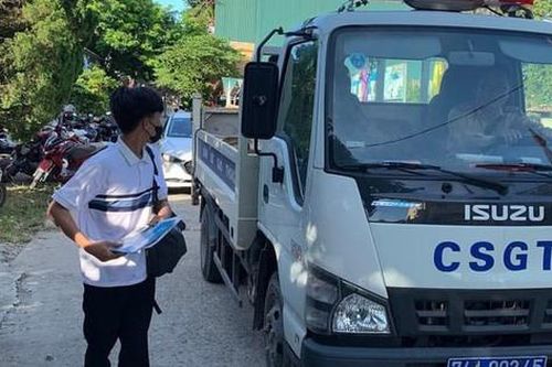 Hư xe dọc đường, thí sinh đến điểm thi bằng xe chuyên dụng của CSGT