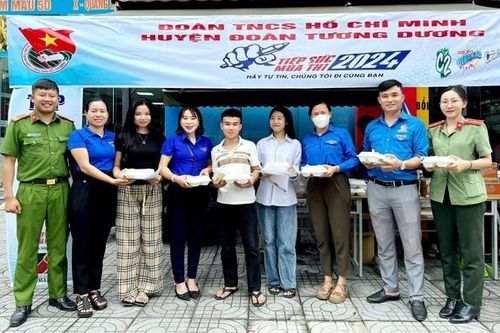 Những suất cơm, chuyến xe '0 đồng' ấm lòng sĩ tử vùng cao