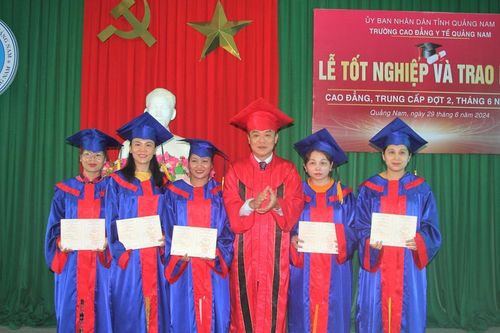 Trường cao đẳng Y tế Quảng Nam trao bằng tốt nghiệp cho 57 sinh viên
