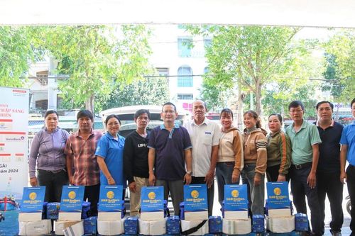 Quảng Ngãi: Cùng ngư dân thắp sáng đèn trên biển