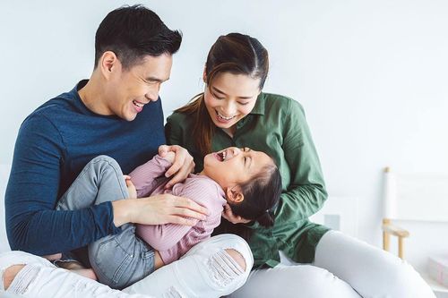Mẹ dùng tình yêu với bố để dạy con
