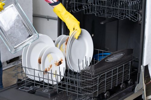 Vì sao máy rửa chén sạch hơn người làm