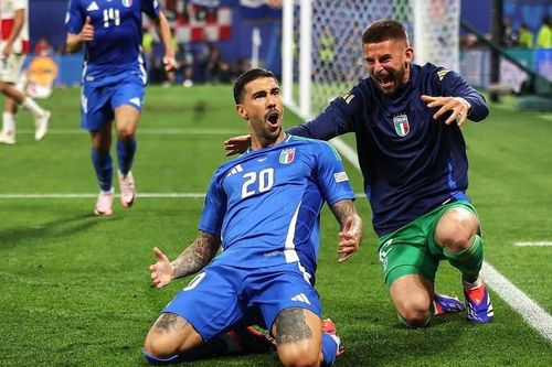 Mối tình ồn ào giữa người hùng tuyển Italy với bạn gái cũ của đồng đội