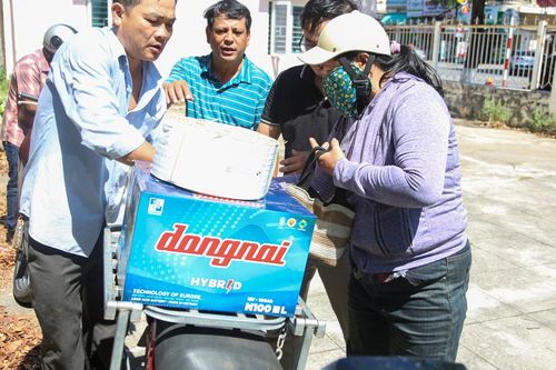 'Cùng ngư dân thắp sáng đèn trên biển' đến với ngư dân Quảng Ngãi