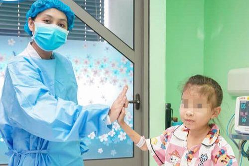 Bà nội hiến thận cứu cháu gái