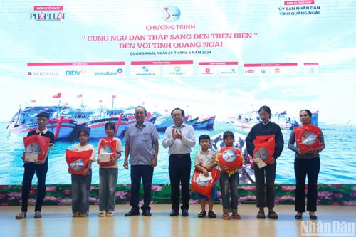 'Cùng ngư dân thắp sáng đèn trên biển' đến với ngư dân Quảng Ngãi