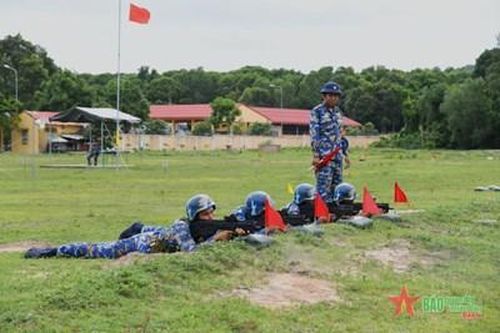 Vùng 5 Hải quân kiểm tra bắn đạn thật súng bộ binh năm 2024