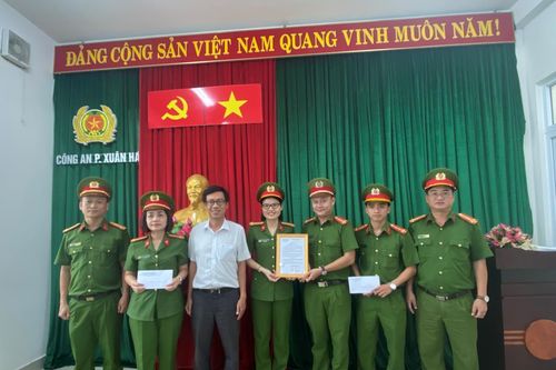 Khen thưởng Công an phường Xuân Hà trong công tác đấu tranh phòng, chống tội phạm, tệ nạn xã hội