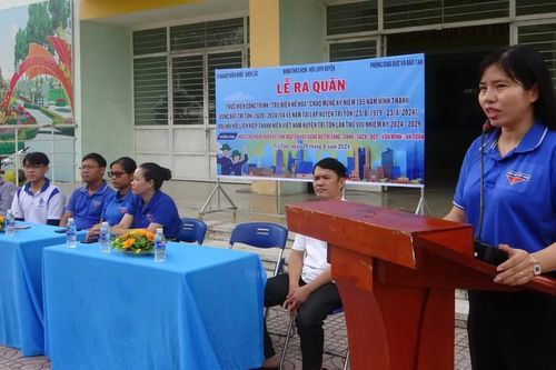 Giáo viên Mỹ thuật tiểu học An Giang giúp 'Trụ điện nở hoa'