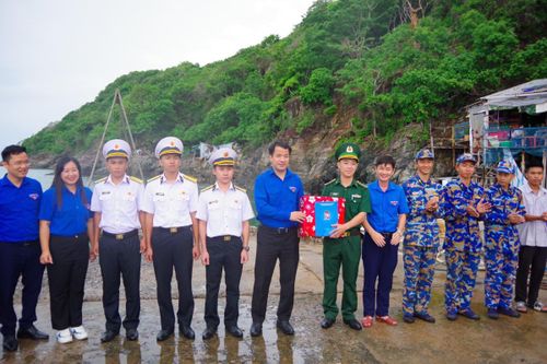 'Hành trình vì biển đảo quê hương' đến với quân dân đảo Hòn Chuối