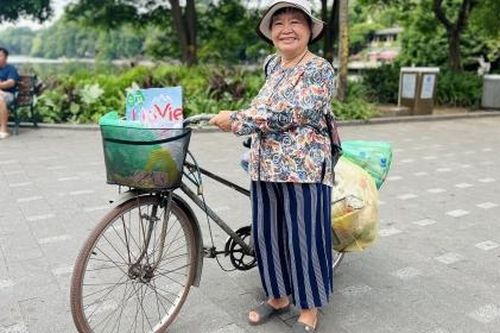 Nữ tiến sĩ 12 năm nhặt rác làm sạch môi trường quanh Hồ Gươm