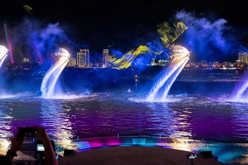 Mãn nhãn với show nghệ thuật bên sông Hàn vừa ra mắt tại Đà Nẵng