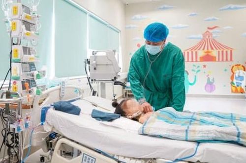 Bà nội hiến thận cứu cháu gái