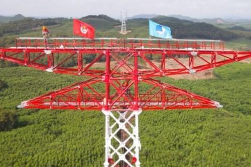 Tự hào lá cờ Đoàn phấp phới tung bay trên cột điện 500kV mạch 3 đoạn qua Nghệ An