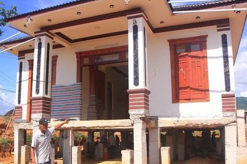 Người dân Quảng Bình thuê 'thần đèn' di dời ngôi nhà tiền tỷ thế nào?