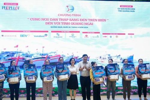 'Cùng ngư dân thắp sáng đèn trên biển' ở Quảng Ngãi