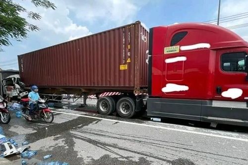 Tông vào xe container dừng đèn đỏ, tài xế xe tải tử vong trong cabin bẹp dúm
