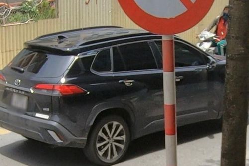 Tài xế ô tô đi vào đường cấm, lái xe bỏ chạy khi thấy CSGT
