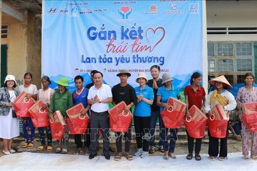 Hành trình 'Gắn kết trái tim' trao hàng trăm suất quà cho học sinh, người nghèo Gia Lai