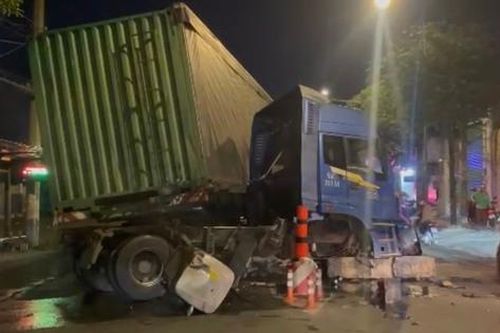 Xe container húc văng dải phân cách, đầu xe gãy gập, tài xế thoát chết