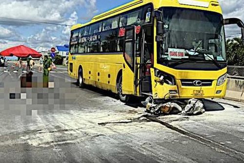 Bản tin TNGT 29/6: Một người đi xe máy bị xe khách kéo lê hàng chục mét trên quốc lộ