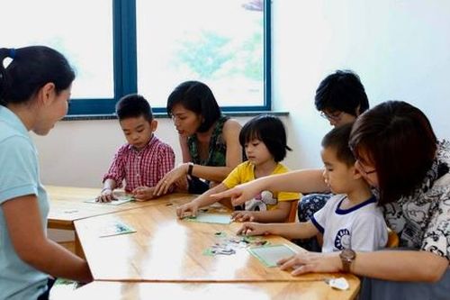 Giáo dục sớm - lớp học trẻ ngồi lẫn với phụ huynh