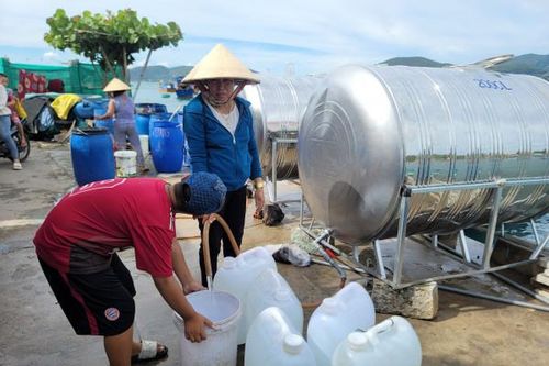 Cung cấp đủ nước sạch cho người dân đảo Trí Nguyên trong thời gian khắc phục sự cố tuyến ống