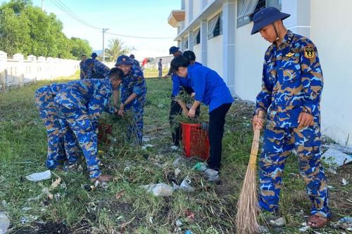 Tuổi trẻ Lữ đoàn 101 và Đoàn xã Cam Thành Bắc tổ chức vệ sinh môi trường