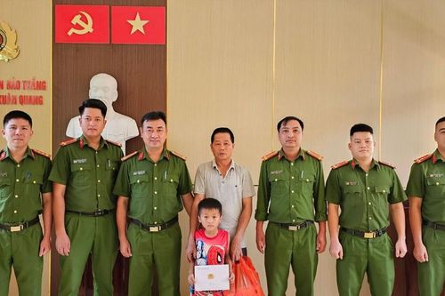 Nhận 'Con nuôi Công an xã' nhân ngày gia đình Việt Nam