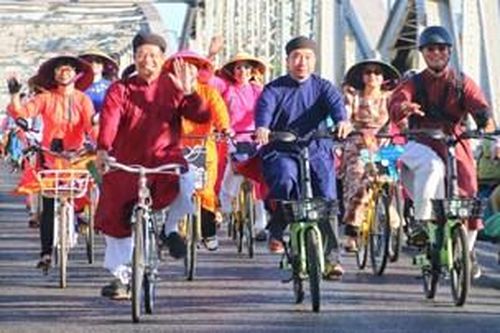 200 người mặc áo dài đạp xe vì môi trường và lan tỏa nét đẹp du lịch Huế