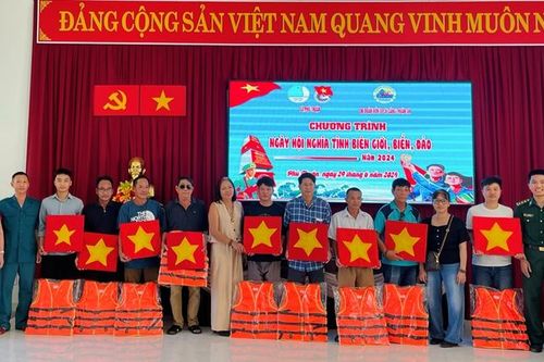 Tặng phao cứu sinh cho con em ngư dân
