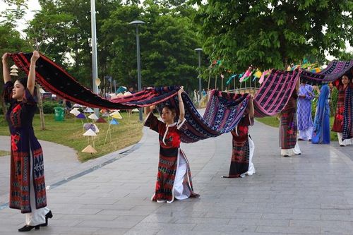 Nghề truyền thống Huế se duyên cùng áo dài