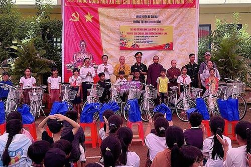 Bình Phước: Đoàn từ thiện Ánh Sáng tặng quà cho học sinh và Phật tử dân tộc H.Bù Gia Mập