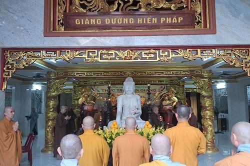 Ban Trị sự GHPGVN Q.3 thăm, cúng dường các trường hạ