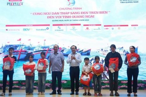 Chương trình 'Cùng ngư dân thắp sáng đèn trên biển' đến với Quảng Ngãi