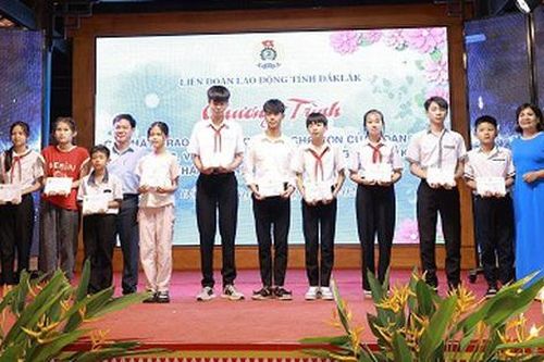 Hơn 100 suất học bổng dành cho học sinh mồ côi và học sinh vượt khó tại Đắk Lắk