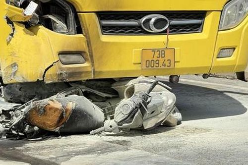 Xe khách tông rồi kéo lê xe máy dẫn đến bốc cháy, một người tử vong