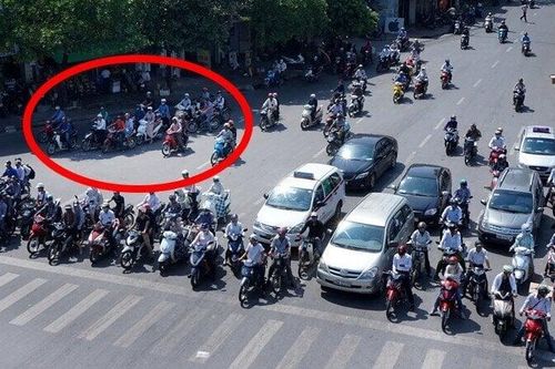 Dừng xe dưới bóng râm để tránh nắng khi đèn đỏ có bị phạt?